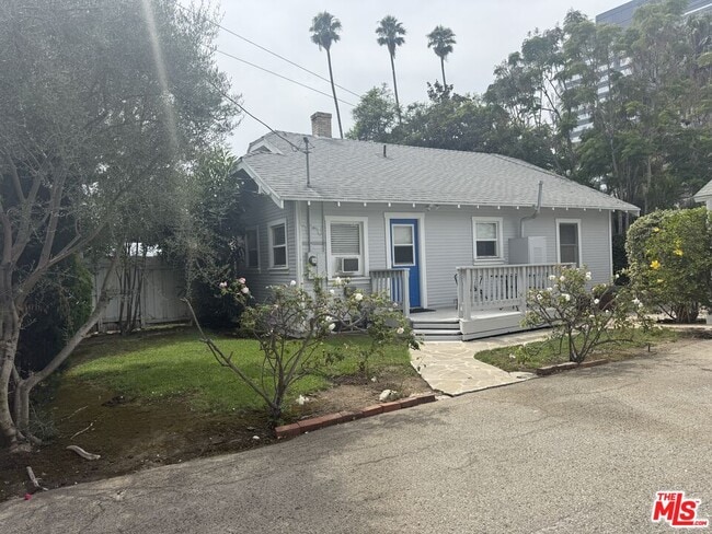 Building Photo - 1316 S Bundy Dr