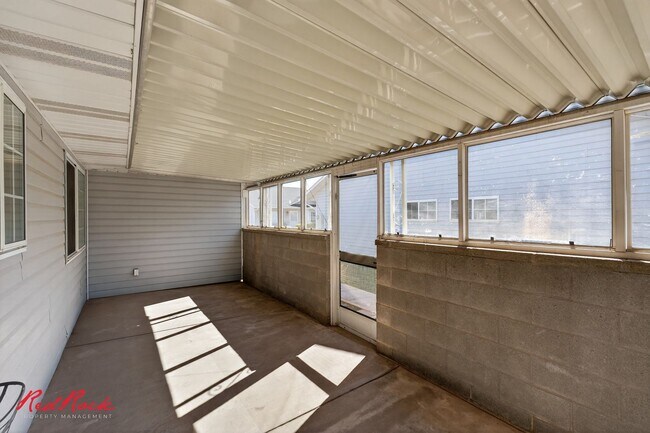 Building Photo - Conveniently Located 3 Bedroom Townhome