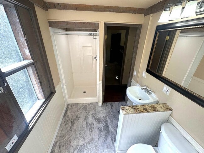 Building Photo - 3 bed 1 bath, Month to Month in the middle...