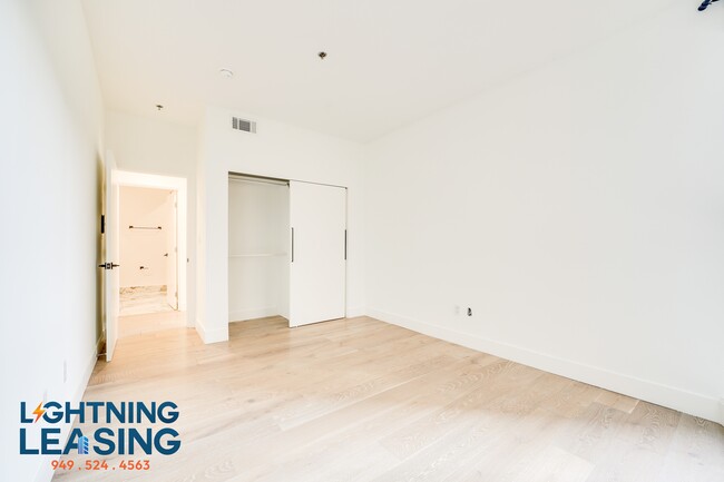 Building Photo - 8811-8815 Burton Way
