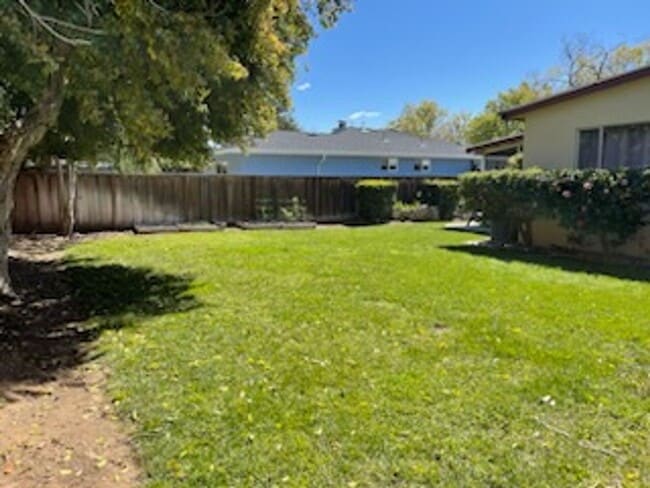 Building Photo - Lovely 3 Bedroom with spacious yard. Great location!