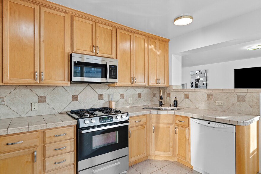 Building Photo - 2463 Federal Ave