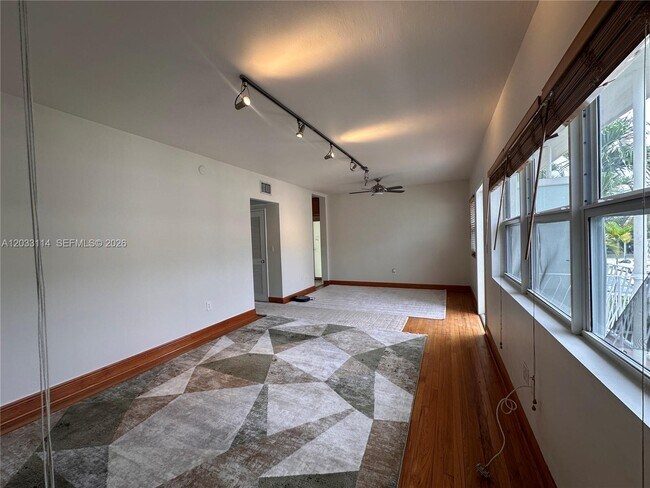 Building Photo - 1100 Venetian Way