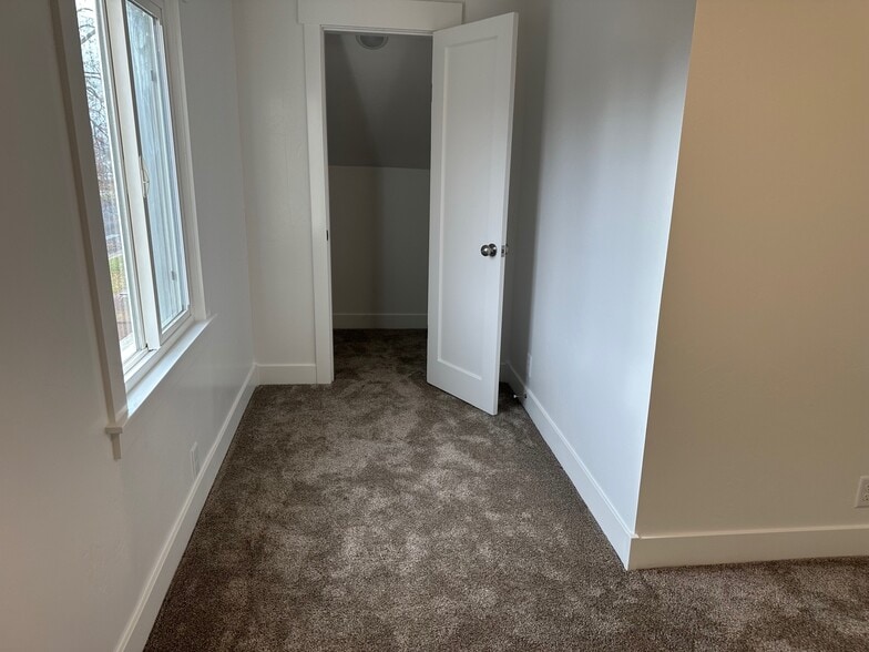 Building Photo - 479 W Center St