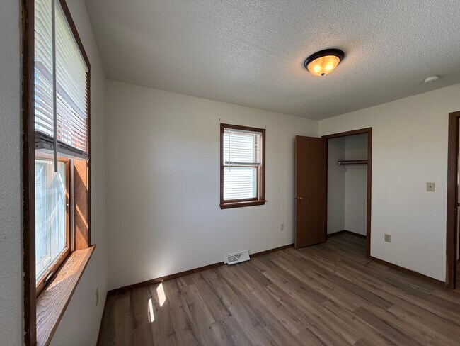 Building Photo - 1012 Castlewood Dr
