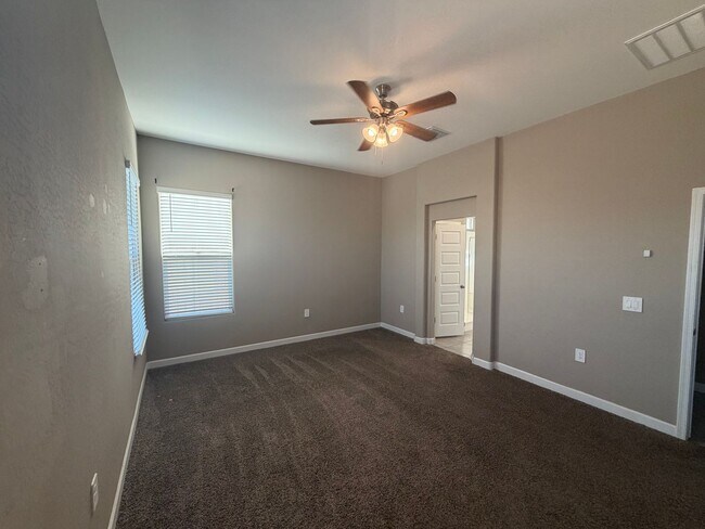 Building Photo - 40916 W Shaver Dr
