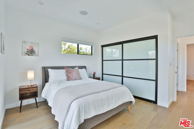 Building Photo - 1622 S Mansfield Ave