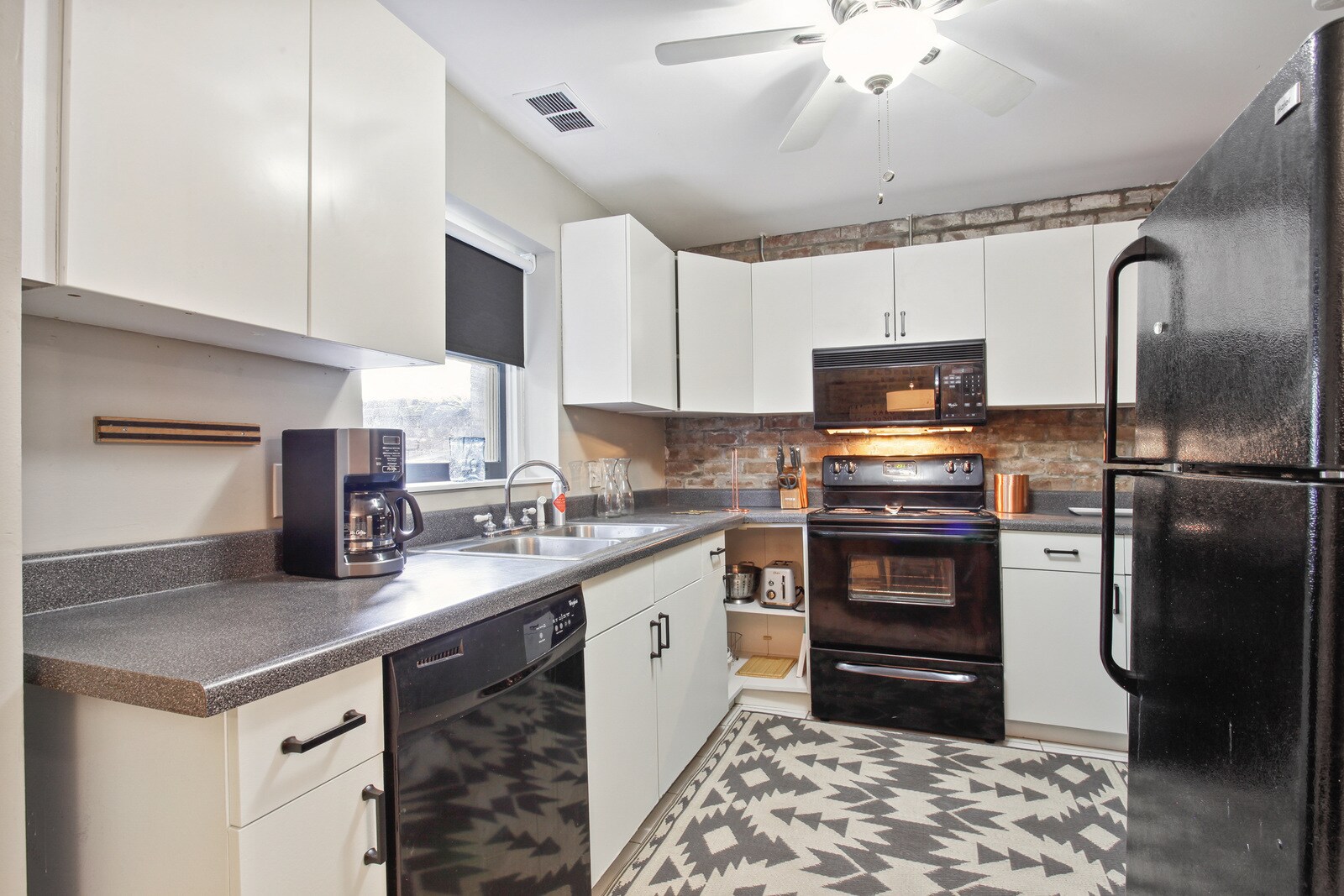 Building Photo - 208B W Hall St