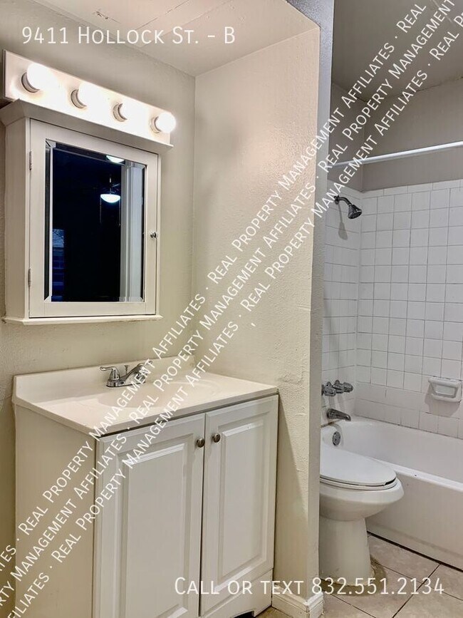 Building Photo - 9411 Hollock St