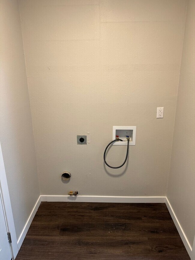 Building Photo - Recently remodeled!