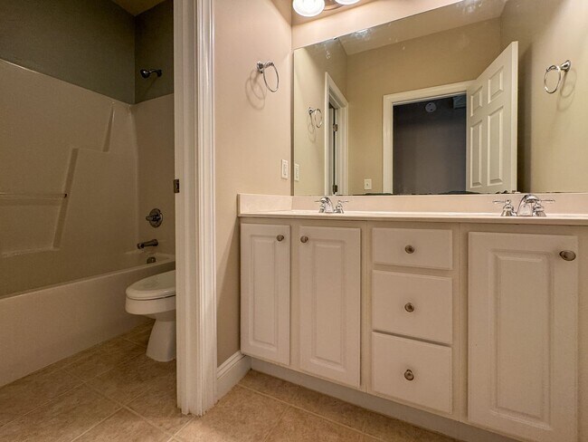 Building Photo - 5 Bedroom Home in Gated Golf Course Community