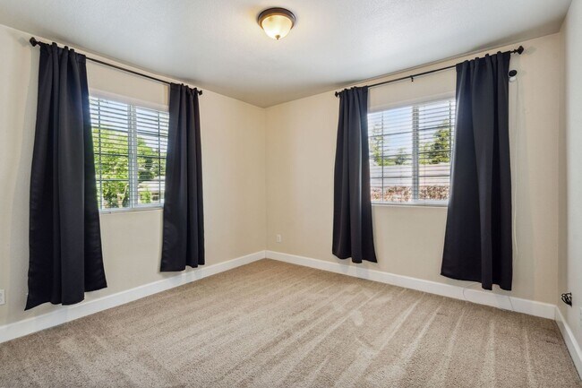 Building Photo - Gorgeous 3bed/2.5bath home near Curtis Park