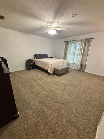 Master Bedroom - 400 Colonial Dr