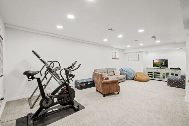 Building Photo - 8040 S Jasmine Cir