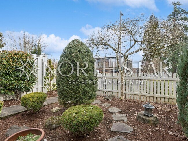 Building Photo - First Addition Townhome in Prime Location