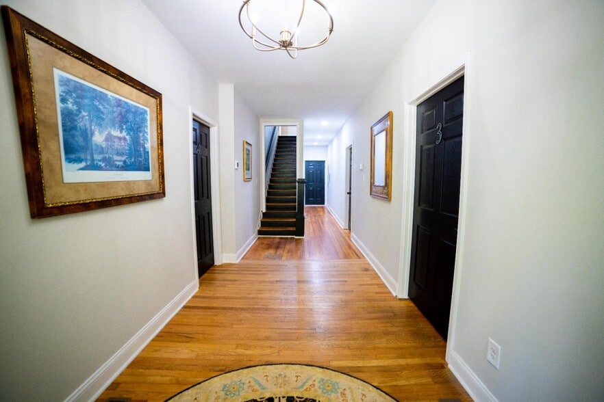 Building Photo - 801 E Marion St