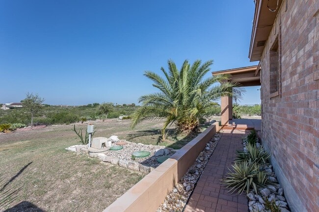 Building Photo - 203 Gancho