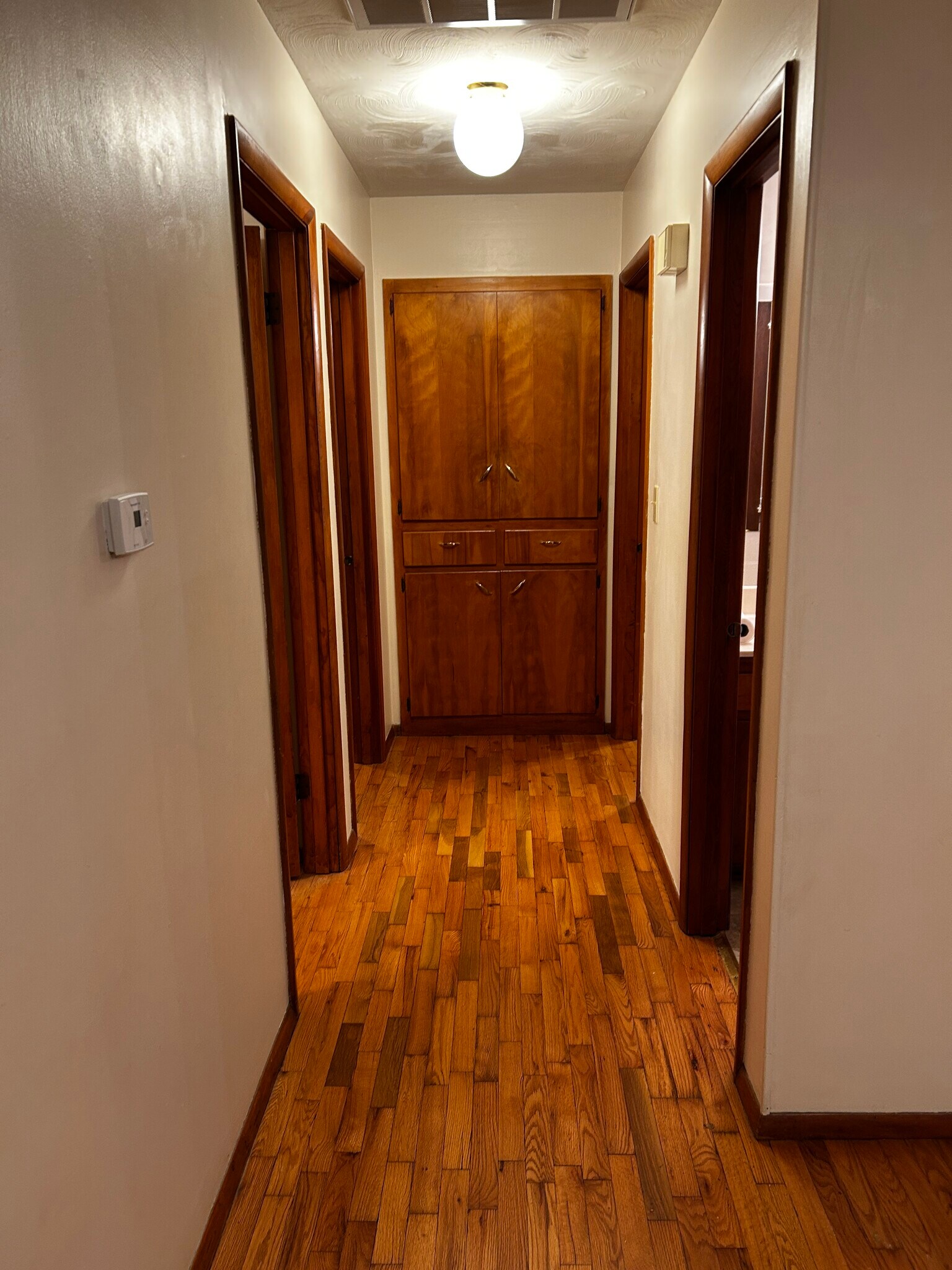 Hall leading to bath and bedrooms - 537 E Glenwood St