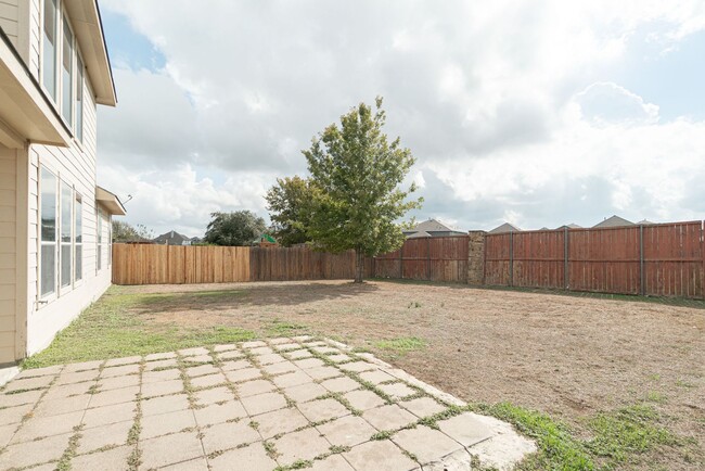 Building Photo - Charming & Spacious Home