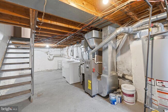 Building Photo - 928 N Bambrey St