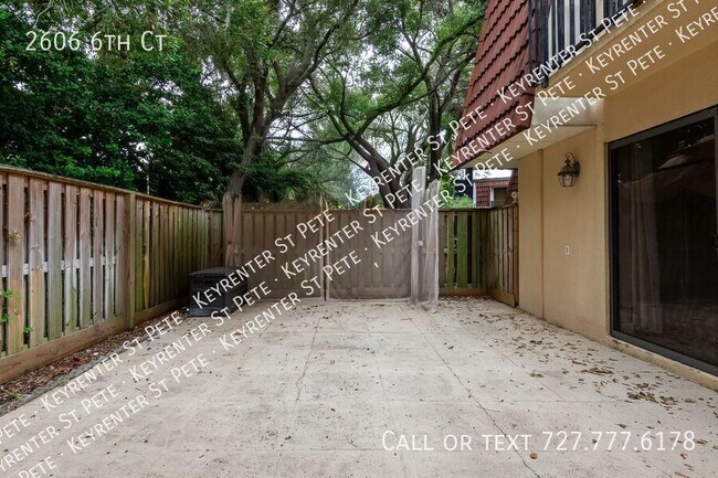 Building Photo - 2606 6th Ct