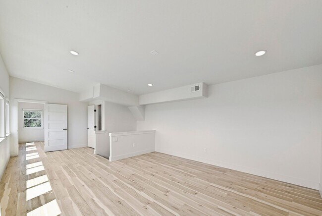 Building Photo - Lots of Space in Spicewood