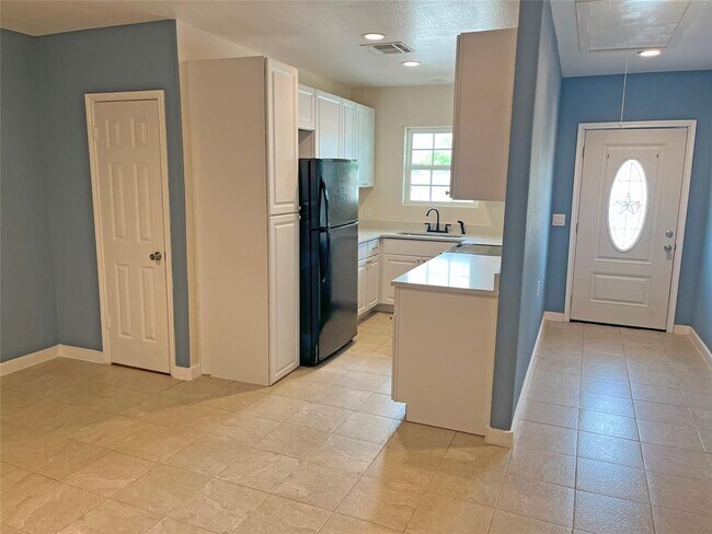 Building Photo - 1306 Loop Dr