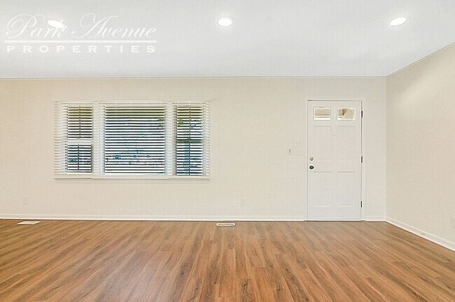 Building Photo - 232 Sandlewood Dr