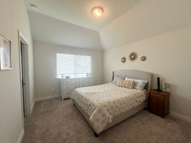 Building Photo - 5 Bed | 5 Bath | 3-Car Garage | 4,054 Sq f...
