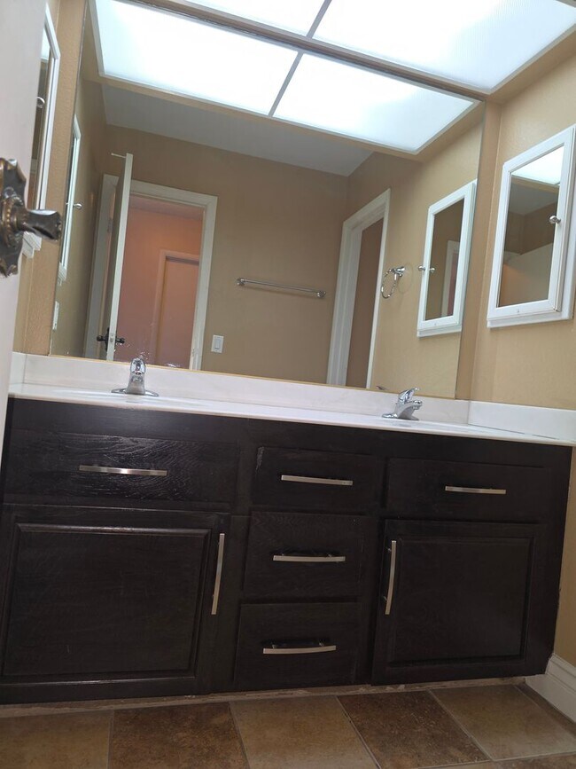 Building Photo - Beautiful 4 bed/ 3 bath POOL Home For Rent