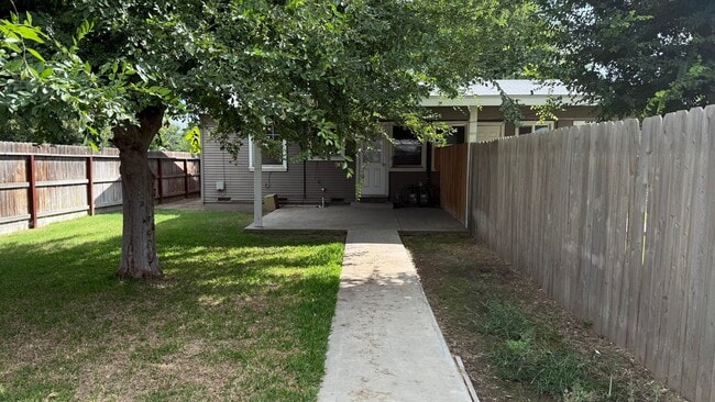 Building Photo - 1 Bedroom, 1 Bathroom Duplex unit located in Visalia