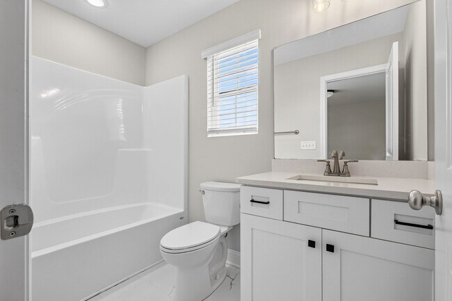 Building Photo - Luxury Townhome