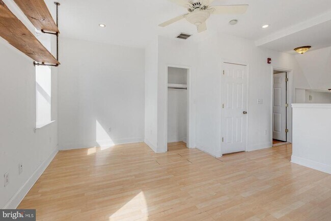 Building Photo - 3001 W Girard Ave