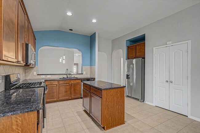 Building Photo - 623 W Newport Bend