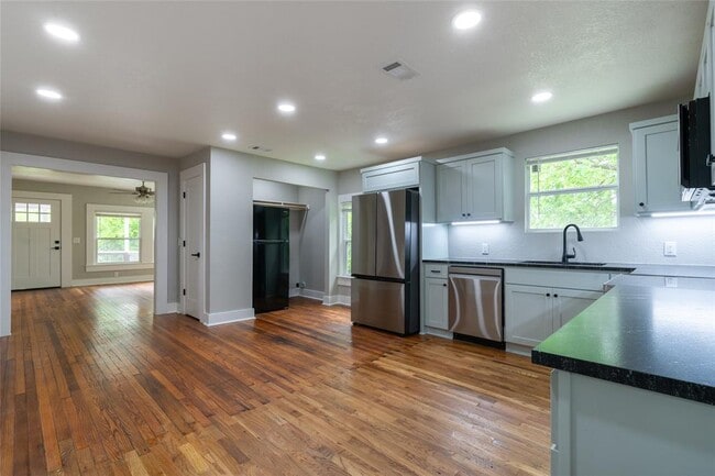 Building Photo - 329 Flores St