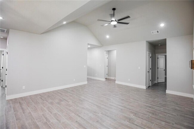 Building Photo - 14 Kinloch Dr