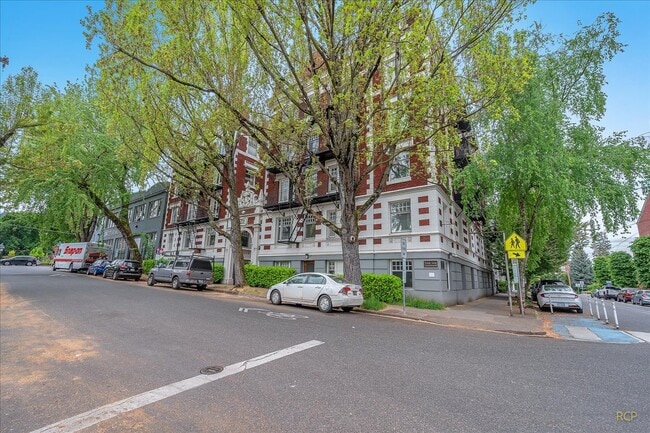 Building Photo - 1811 NW Couch St