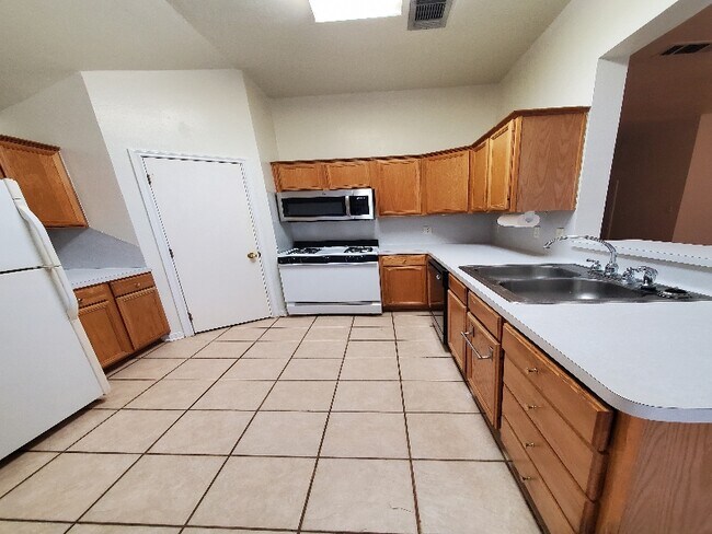 Building Photo - 1008 Shadowood Dr