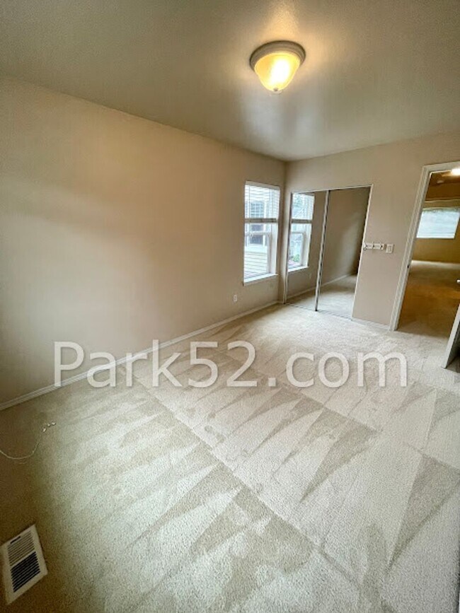 Building Photo - Dog Friendly - 3 Bedroom DuPont Single Fam...