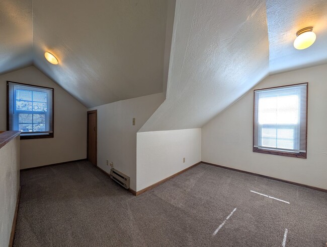 Building Photo - Large Studio Apartment in downtown Eugene-...