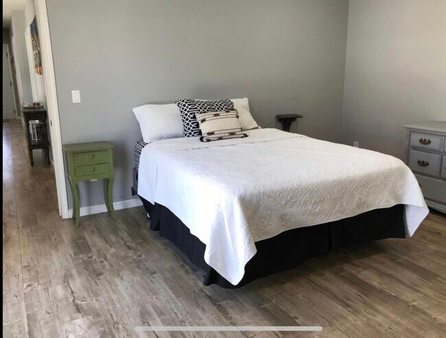 Primary bedroom - 6735 Saint Clair Ave