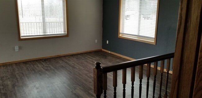 Building Photo - Private Split Level Home