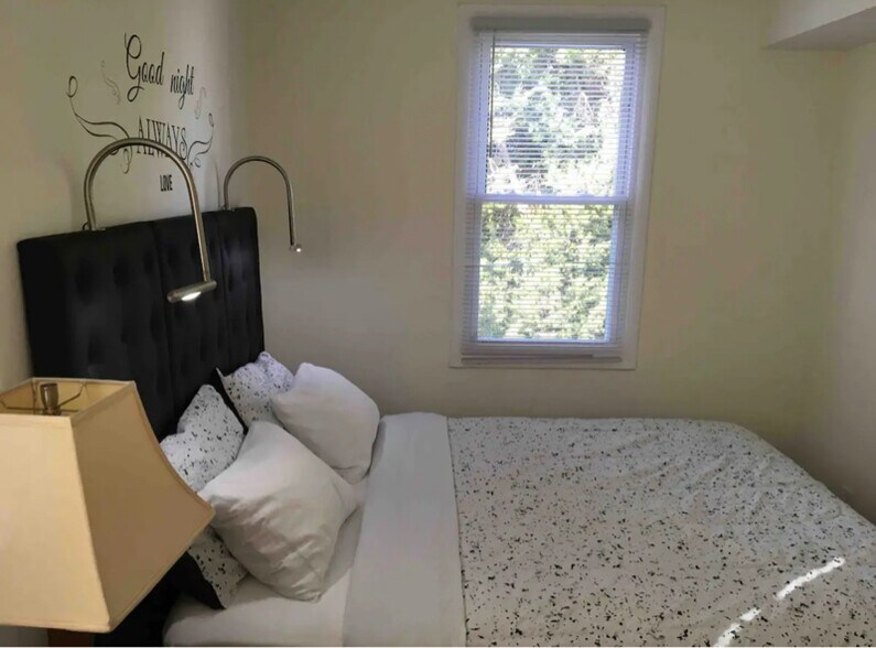 Building Photo - 1136 45th St NE