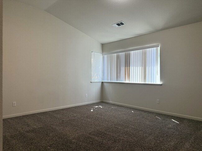 Building Photo - Available Now! Spacious home located in North Merced