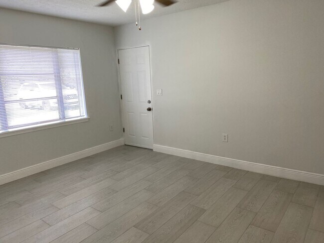 Building Photo - Renovated 2/1 Fenced in Duplex - Mead Garden/Winter Park