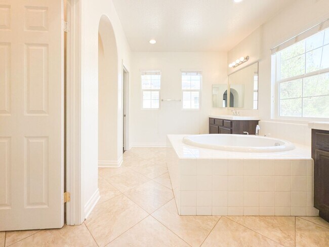 Building Photo - ~Temecula's Wolf Creek Community~ Beautifu...