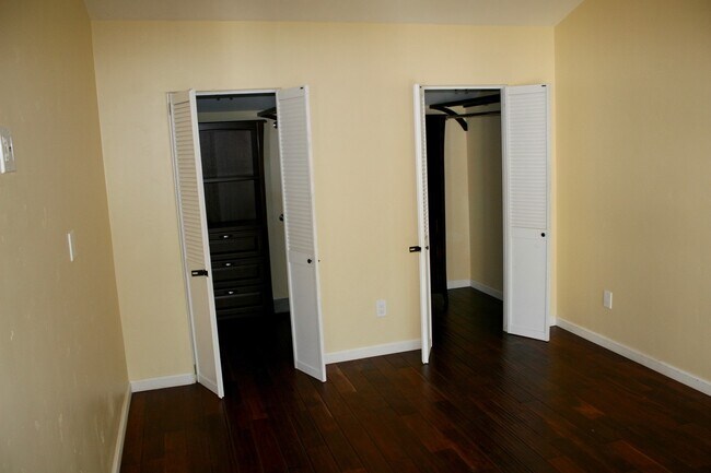 Building Photo - Charming 4 Bedroom Home plus office in Mis...