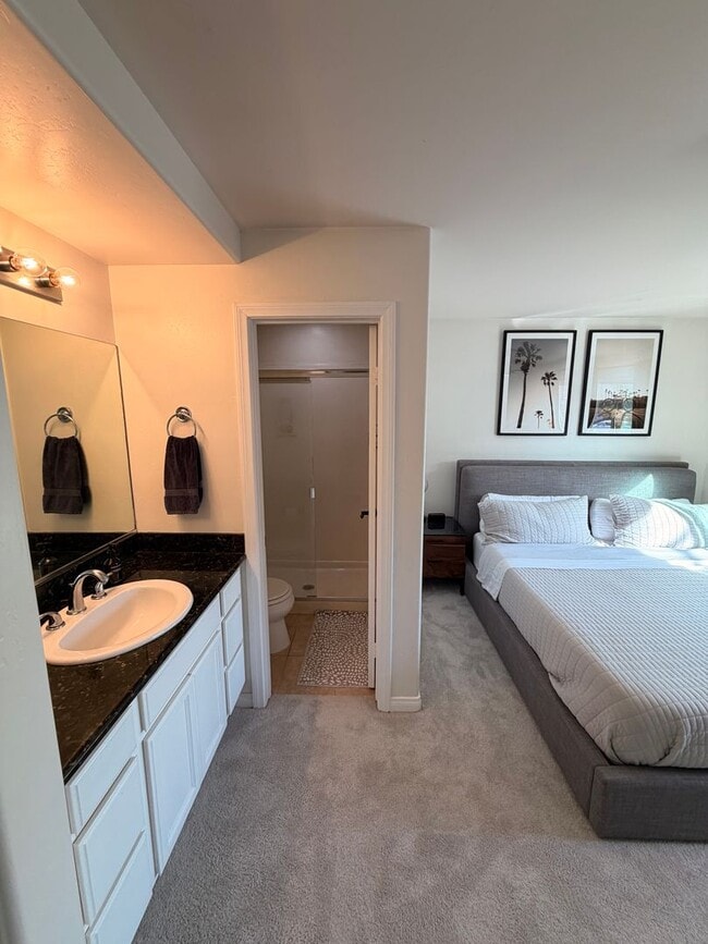 Building Photo - Beautifully Updated 2 bd 2 ba Crown Point Condo