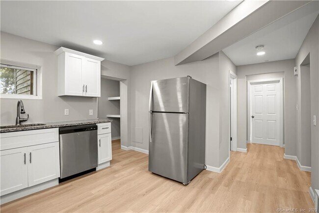 Building Photo - 106 River Rd