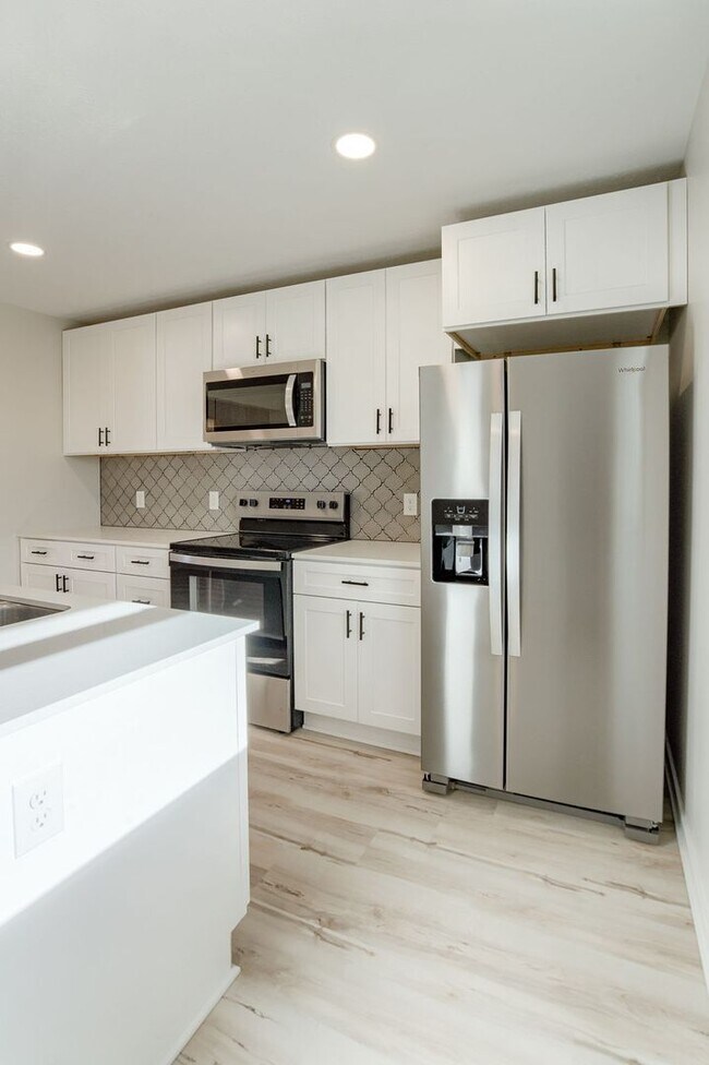 Building Photo - UPDATED 2 Bedroom Duplex With Garage!!
